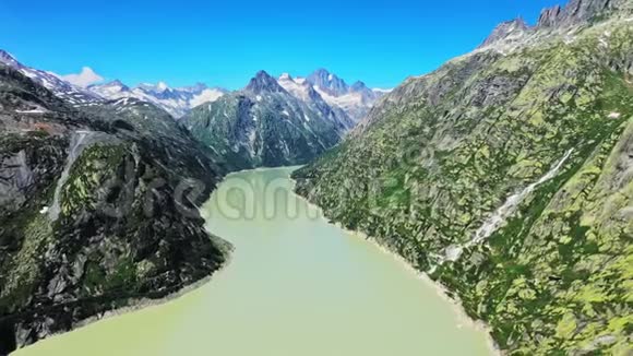 飞越瑞士阿尔卑斯山的一个山湖视频的预览图