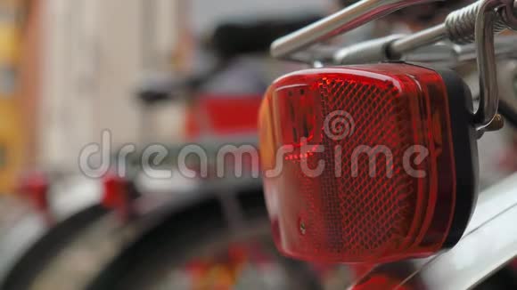 在架子上骑自行车把注意力集中在自行车灯上视频的预览图