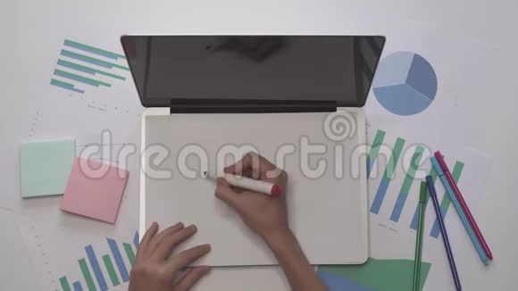 商业概念妇女在办公室桌面上的纸上写作训练视频的预览图