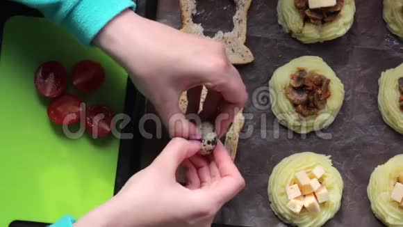 做三明治的女人把鸡蛋放在一片面包的洞里为了烘焙视频的预览图
