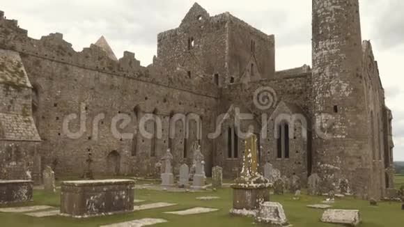 倾斜在爱尔兰的卡斯尔岩的圆塔上射击视频的预览图