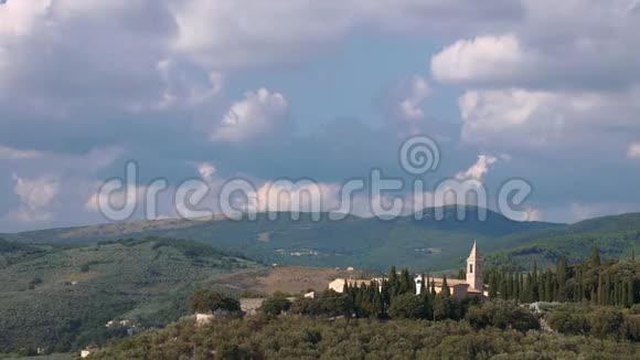 意大利温布里亚特雷维附近的一座小山上的圣马丁修道院视频的预览图