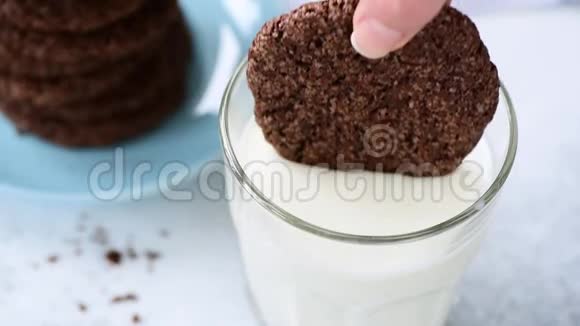 把巧克力饼干放进牛奶杯里视频的预览图