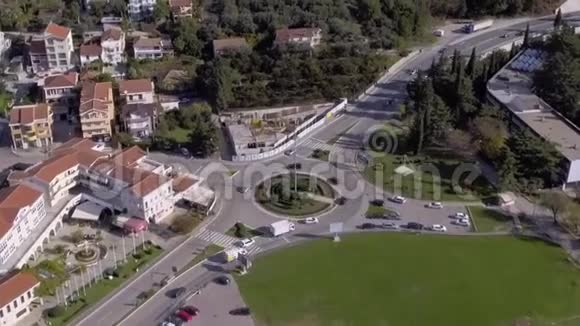 空中观景环形公路方向的汽车行驶视频的预览图