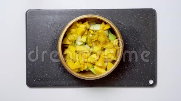 盘子里的新鲜南瓜和苹果视频视频的预览图