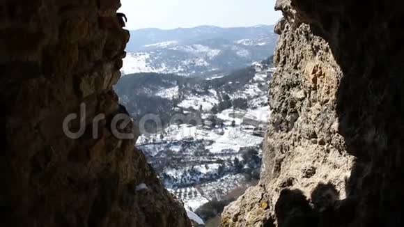 雪山景观从一座古老的堡垒上推下来视频的预览图