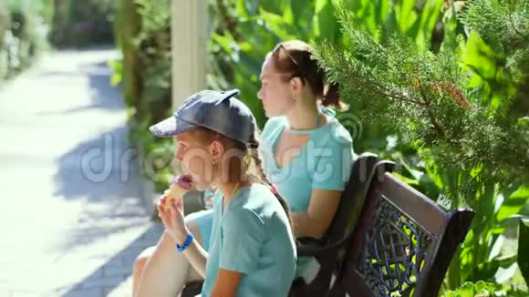妈妈和多霍伊一起吃冰淇淋一个年轻的女孩和她的母亲喜欢吃冰淇淋视频的预览图