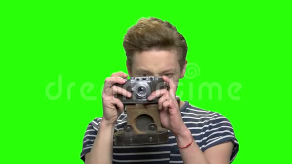 少年儿童使用老式照片相机视频的预览图