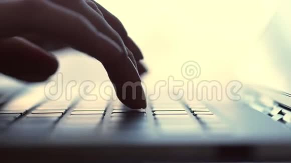 商务女性双手在白色桌子上的笔记本电脑键盘上打字视频的预览图