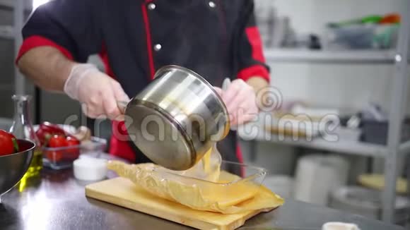 在厨房工作的厨师把汤倒在玻璃碗里视频的预览图