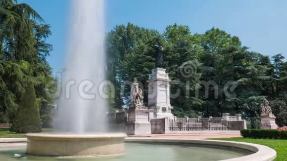 曼图亚的维吉尔和喷泉雕像视频的预览图