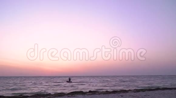 一个人在黎明时从事风筝冲浪并跳入空中动作缓慢视频的预览图