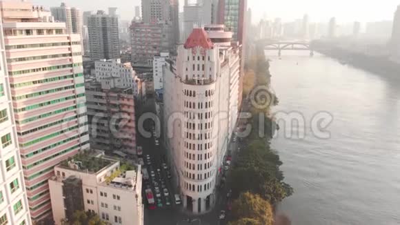 城市的鸟瞰图穿过马路汽车驾驶视频的预览图