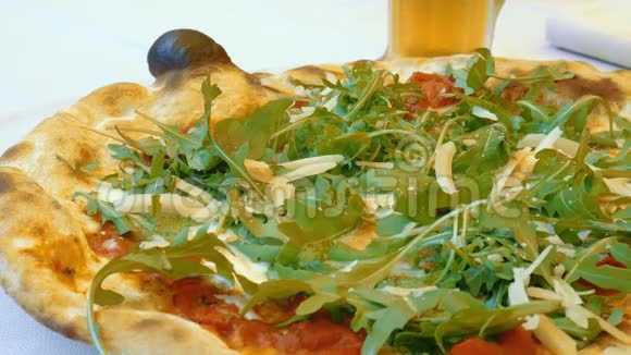 切意大利披萨上面有帕尔马干酪和美味的阿鲁古拉视频的预览图