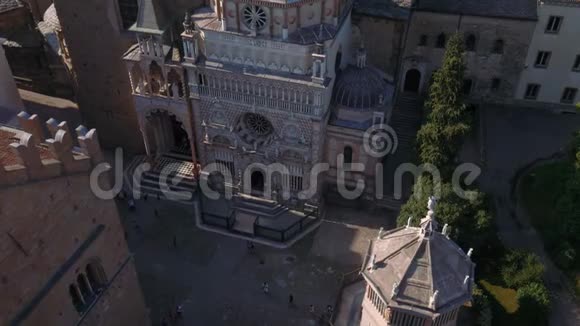 意大利卡佩拉科洛尼和贝加莫市的空中景色视频的预览图