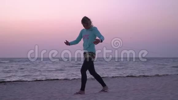 一个穿着游泳衣穿着训练风筝线的女孩视频的预览图