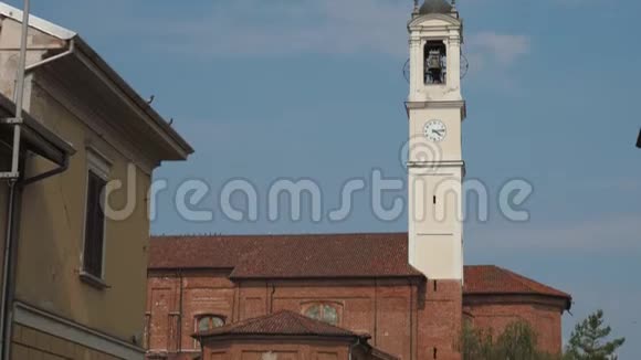 意大利萨索尔诺沃的圣巴托洛莫教堂钟楼视频的预览图