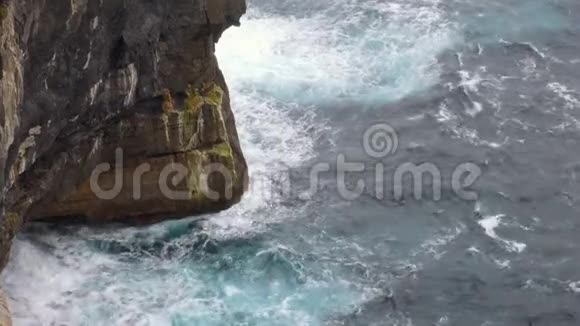 爱尔兰奥兰群岛悬崖峭壁上的巨浪视频的预览图