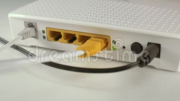 从互联网路由器拔出以太网RJ45电缆视频的预览图