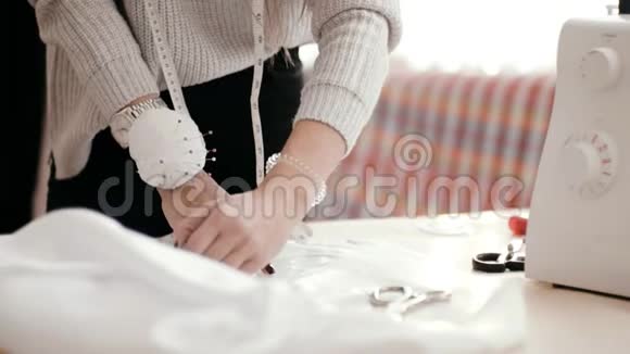女裁缝特写勾勒出织物上的模板视频的预览图
