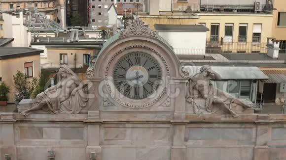 米兰屋顶上古老的艺术装饰钟视频的预览图