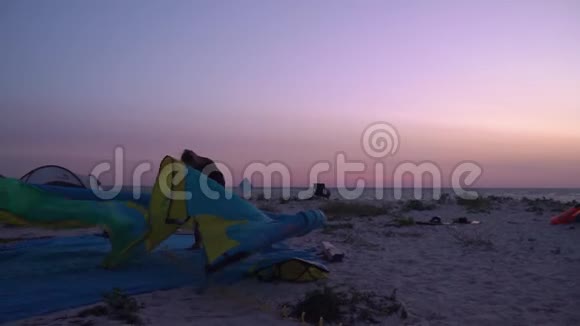 黎明时分一个女孩正在海滩上放一只训练风筝视频的预览图