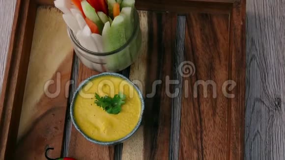 在托盘上用蔬菜棒蘸酱上景吃素食和素食健康生活方式视频的预览图
