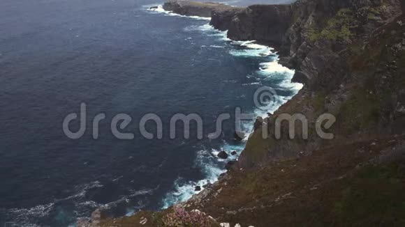 沿着海岸的悬崖峭壁上的波浪的壮观景象倾斜视频的预览图