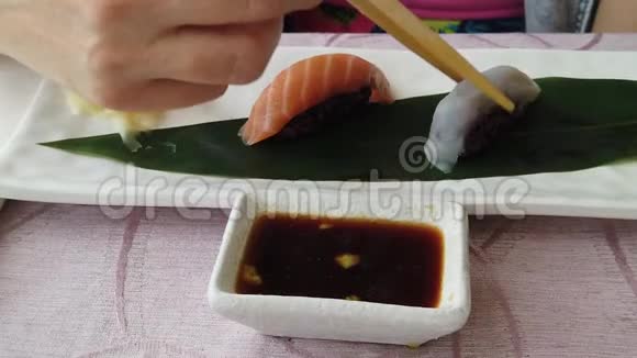 酱油和糙米鱼视频的预览图