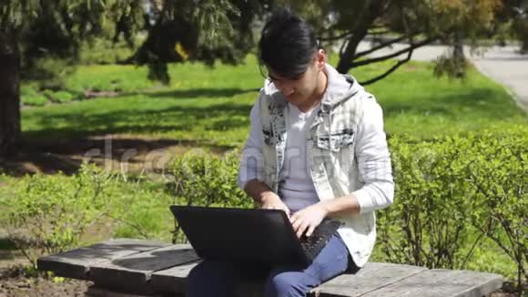 一个亚洲人在笔记本电脑上工作时有个主意视频的预览图