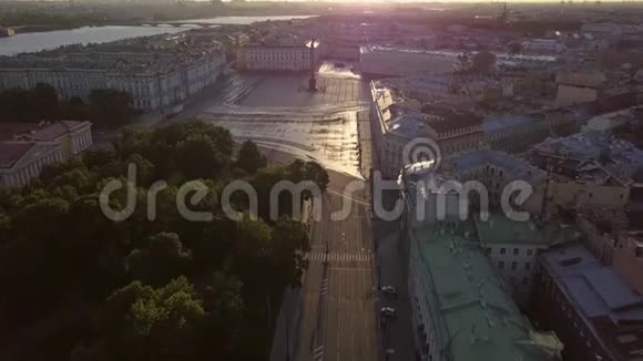 在俄罗斯圣彼得堡的赫米蒂奇宫广场的鸟瞰图城市的中心视频的预览图