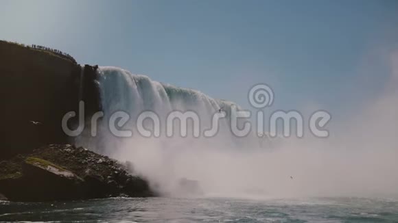 史诗级慢动作背景拍摄鸟飞近美丽的尼亚加拉大瀑布瀑布风光著名旅游地标视频的预览图
