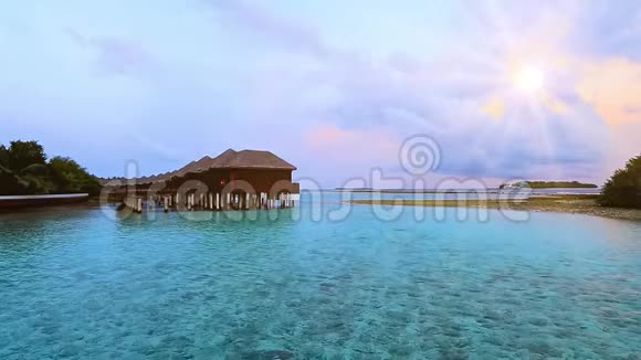 日出时美丽的马尔代夫热带岛屿度假避暑度假视频的预览图
