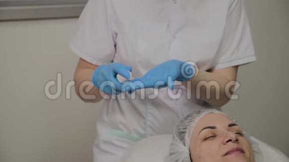 专业美容师拿起手里的按摩霜视频的预览图