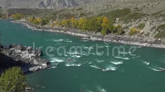 美丽的风景景色翡翠山河流岩石的河岸和秋天的树木视频的预览图