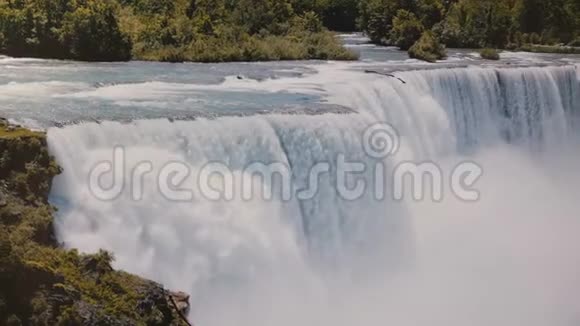 在一个阳光明媚的日子里在史诗般的尼亚加拉瀑布瀑布上安大略河水域的风景慢动作电影拍摄视频的预览图