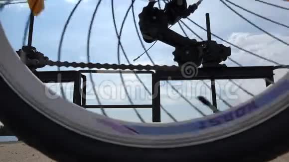 自行车后轮的扭转视频的预览图
