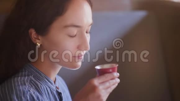女人喝茶侧视图视频的预览图