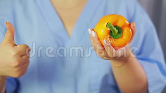 黄色胡椒在女性手中手工表演课视频的预览图