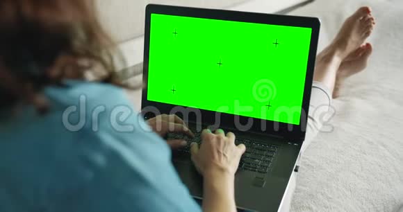 沙发上有笔记本电脑色度的女人视频的预览图