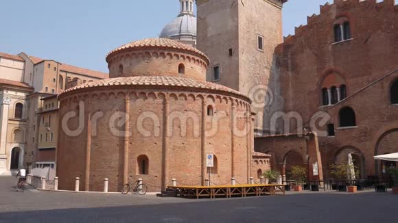 圣洛伦佐教堂和曼图阿德尔埃比广场钟楼视频的预览图
