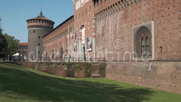 米兰斯福扎城堡入口塔楼和墙壁倾斜射击视频的预览图