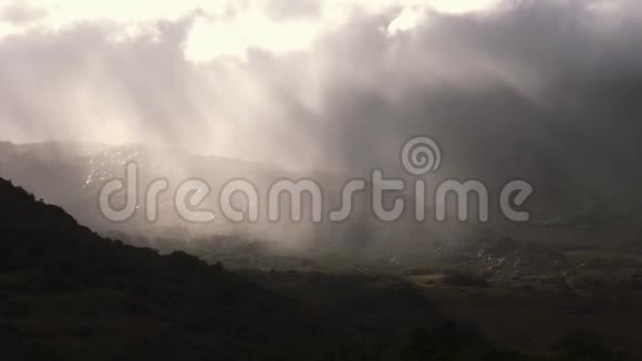 上帝透过云层和山谷中的雾气来晒太阳视频的预览图