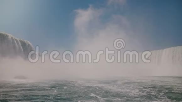 慢镜头接近在史诗般的尼亚加拉大瀑布瀑布风景上升的白色水雾的大云视频的预览图