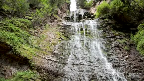 水落在瀑布里视频的预览图