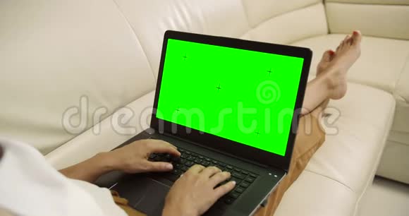 沙发上有笔记本电脑色度的女人视频的预览图