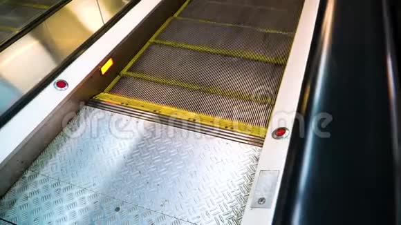 自动扶梯的金属台阶正在上升视频的预览图