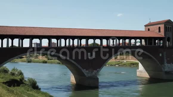 意大利帕维亚提奇诺河上的老桥全景视频的预览图