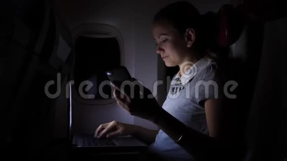 女商人在窗户附近的黑色飞机沙龙工作笔记本视频的预览图
