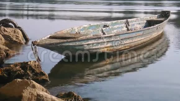 老停泊的船在河中的波浪中摆动视频的预览图